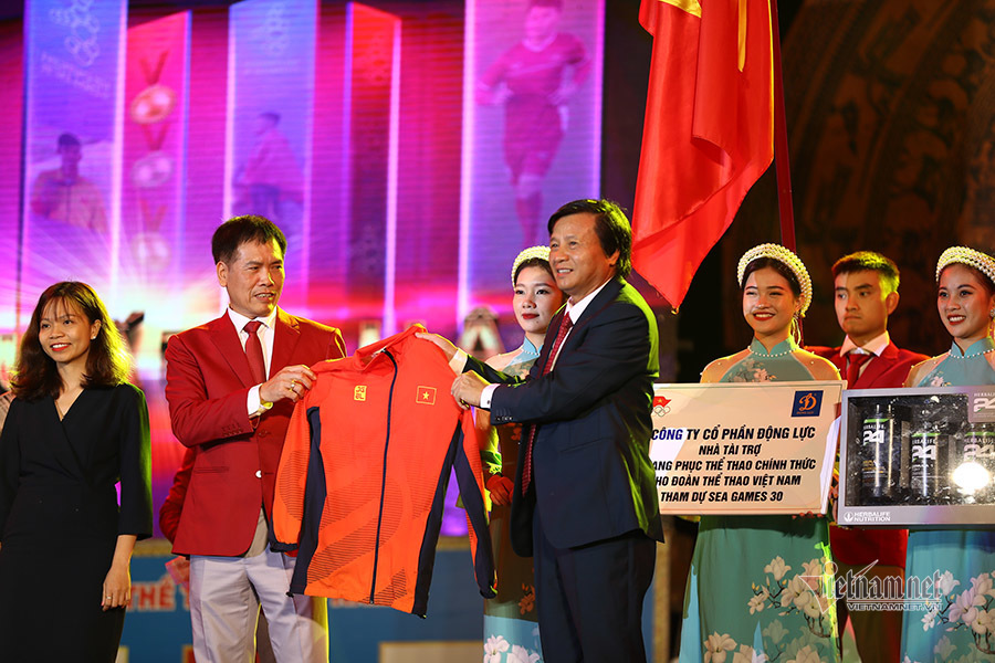 Trưởng đoàn Trần Đức Phấn nhận trang phục chính thức từ công ty Cổ phần Động Lực