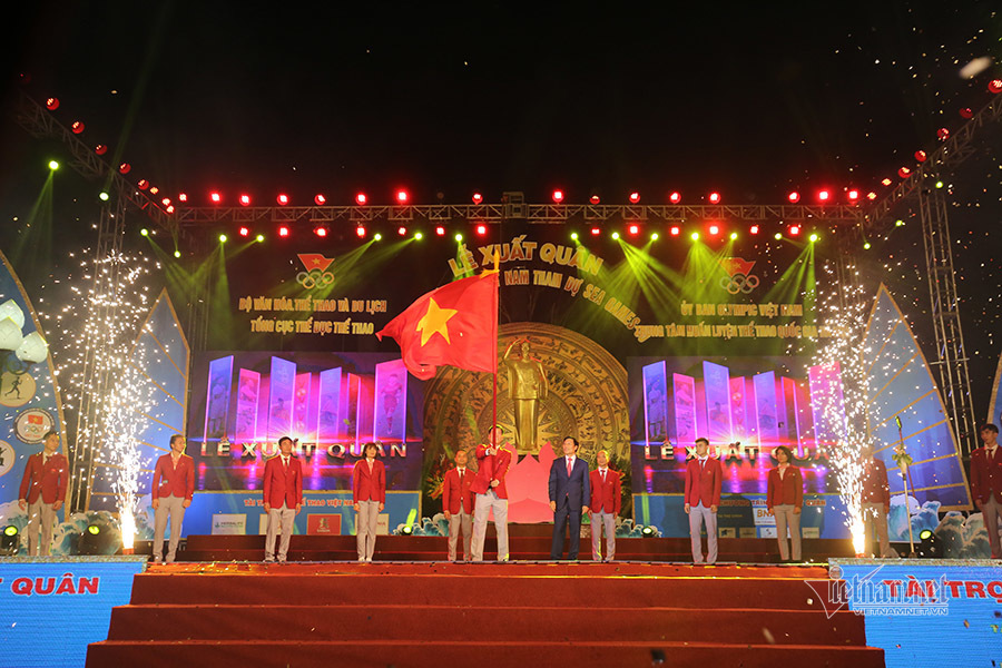 Đoàn TTVN nhận cờ từ Bộ trưởng Bộ VH, TT&DL Nguyễn Ngọc Thiện