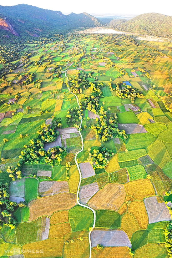 'Bức họa đồng qu&ecirc;' T&agrave; Pạ nh&igrave;n từ tr&ecirc;n cao