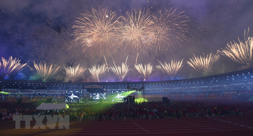  Màn pháo hoa tại lễ bế mạc SEA Games 30 ở thành phố New Clark. (Ảnh: AFP/TTXVN)