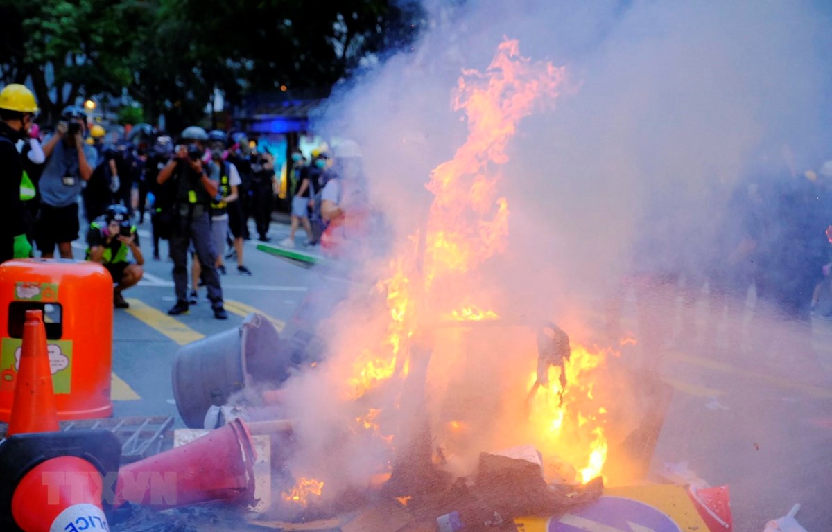 Hình ảnh người biểu tình phóng hỏa tại Hong Kong, Trung Quốc, ngày 15/9/2019. (Ảnh: THX/TTXVN)