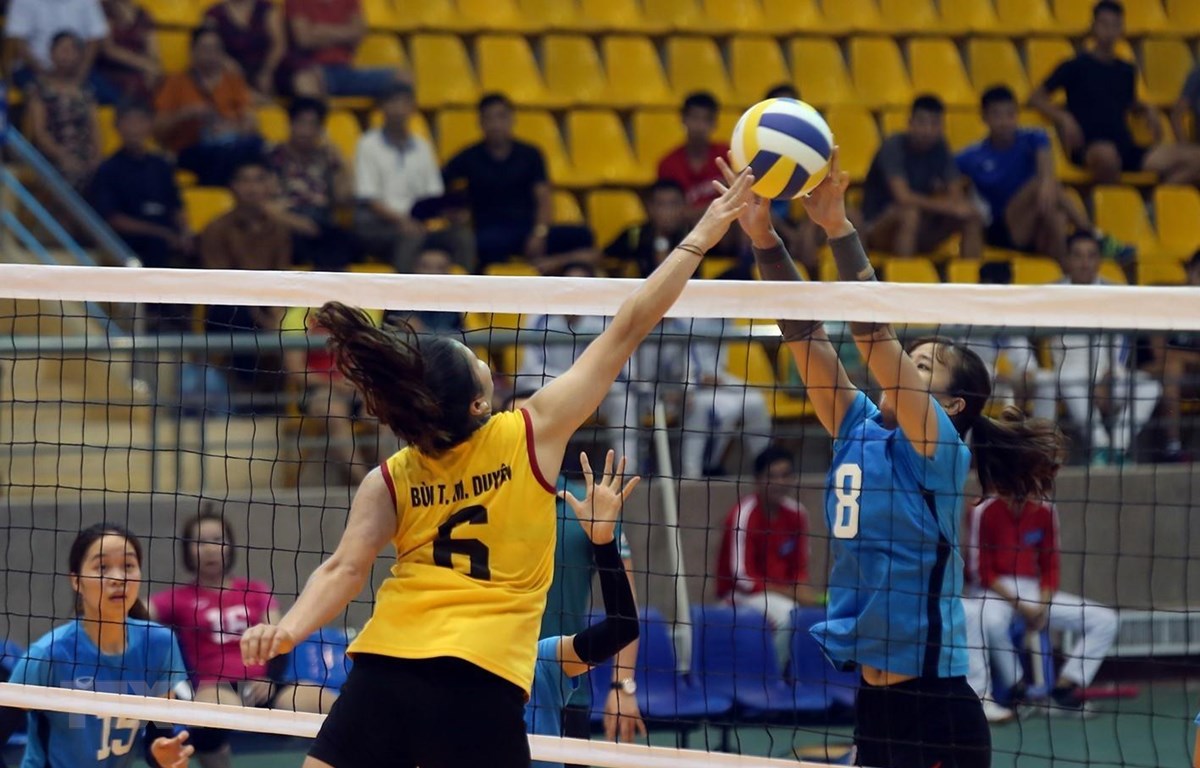 Một pha tranh bóng quyết liệt. (Ảnh: Phan Tuấn Anh/TTXVN)