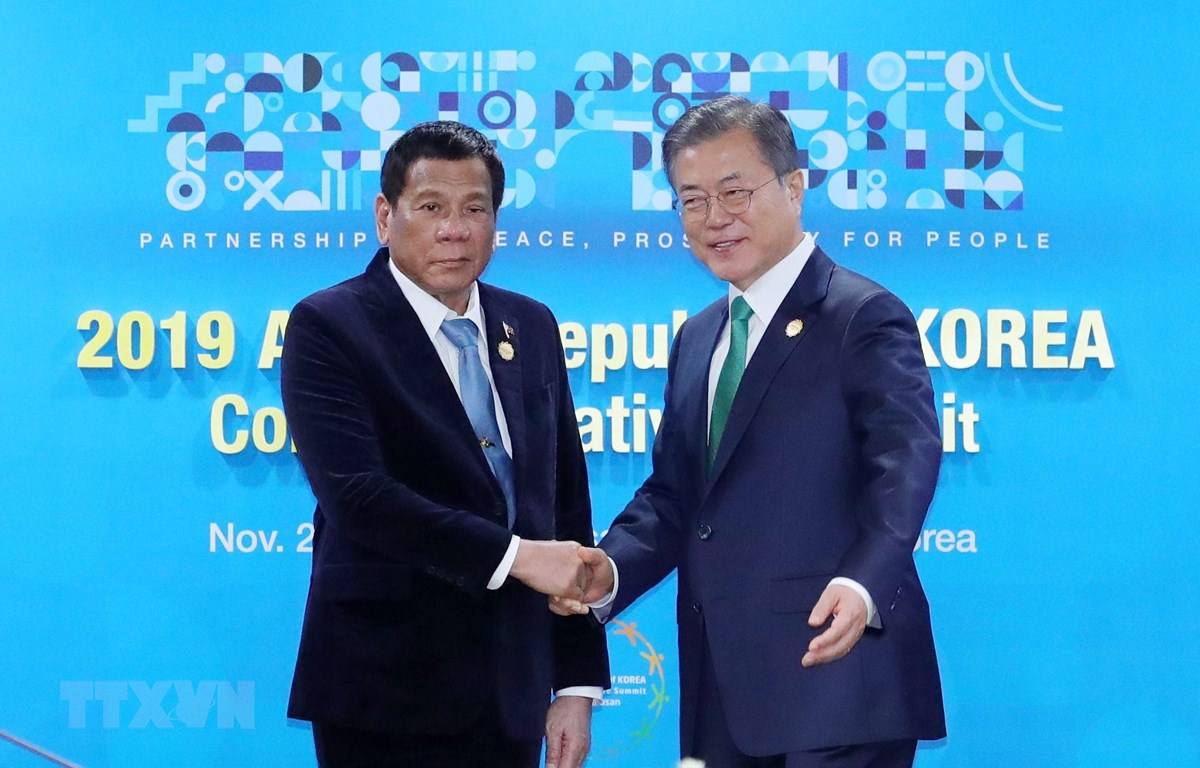 Tổng thống Hàn Quốc Moon Jae-in (phải) và người đồng cấp Philippines Rodrigo Duterte trong cuộc gặp bên lề Hội nghị cấp cao đặc biệt kỷ niệm 30 năm quan hệ đối thoại Hàn Quốc - ASEAN,ốctăngcườnghợptaacutecquốcphogravengvớ<strong>bóng đá tivi.net</strong> ở Busan (Hàn Quốc), ngày 25/11/2019. (Ảnh: YONHAP/TTXVN)