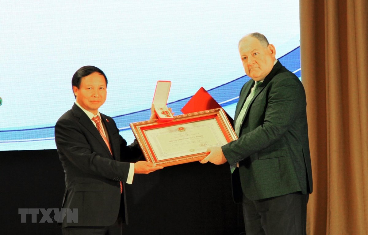 Đại sứ Ngô Đức Mạnh trao Huân chương Hữu nghị cho Hiệu trưởng Đại học tổng hợp Quốc gia Pyatigorsk, ông Alexander Gorbunov. (Ảnh: Duy Trinh/TTXVN)