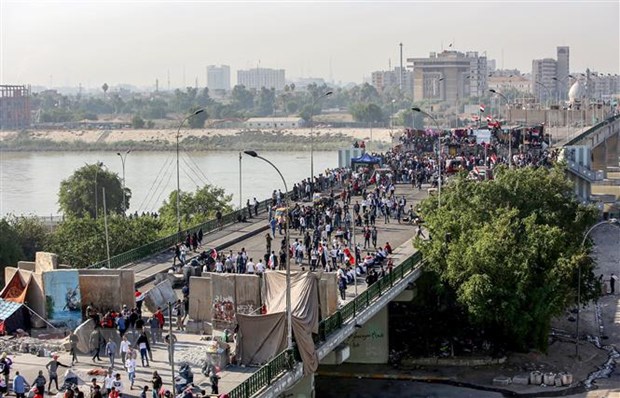 Iraq: Nguoi bieu tinh kiem soat cay cau thu ba tai Baghdad hinh anh 1