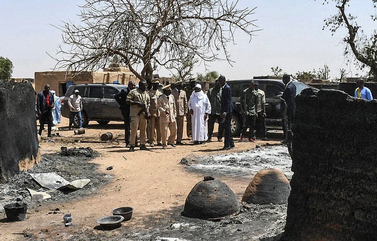 Trong ảnh (tư liệu): Hiện trường một vụ tấn công tại làng Ogassogou, gần Mopti, Mali, ngày 25/3/2019. (Nguồn: AFP/TTXVN)