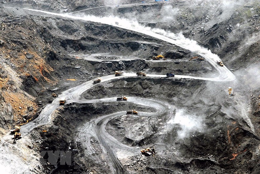  Bốc x&uacute;c đất đ&aacute; v&agrave; khai th&aacute;c than ở l&ograve;ng moong vỉa 16, C&ocirc;ng ty Than H&agrave; Tu. (Ảnh: Nguyễn Đ&aacute;n/TTXVN)