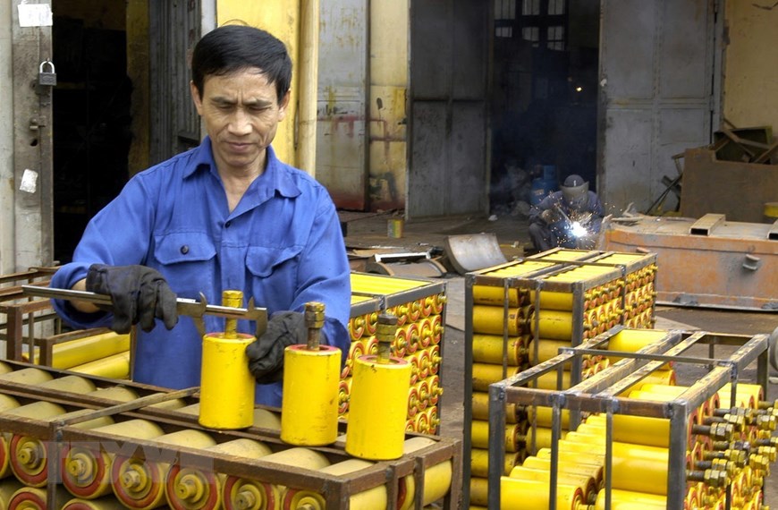  Viện Cơ kh&iacute; năng lượng mỏ (Tập đo&agrave;n c&ocirc;ng nghiệp Than-Kho&aacute;ng sản Việt Nam) chuy&ecirc;n nghi&ecirc;n cứu, chế tạo thiết bị cơ kh&iacute;, điện, n&acirc;ng tải, tự động h&oacute;a, sản xuất c&aacute;c sản phẩm từ bột kim loại, phi kim loại... c&oacute; độ ch&iacute;nh x&aacute;c cao, bền tương đương với sản phẩm nhập ngoại v&agrave; đ&atilde; được sử dụng rộng r&atilde;i tại nhiều mỏ, nh&agrave; m&aacute;y, bến cảng tại v&ugrave;ng than Quảng Ninh. (Ảnh: Minh Đ&ocirc;ng/TTXVN)