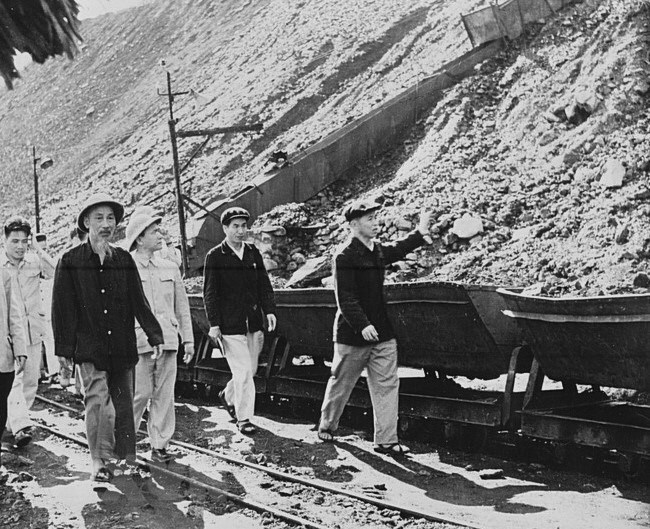 Chủ tịch Hồ Ch&iacute; Minh thăm c&ocirc;ng trường khai th&aacute;c của mỏ than Đ&egrave;o Nai (Cẩm Phả), chiều 30/3/1959. Tại đ&acirc;y, B&aacute;c n&oacute;i: ''Than ở V&ugrave;ng mỏ v&agrave;o loại tốt nhất của thế giới. Cảnh của V&ugrave;ng mỏ v&agrave;o loại kỳ quan của lo&agrave;i người. C&aacute;c ch&uacute; phải l&agrave;m than cho tốt''. (Ảnh: Tư liệu TTXVN)