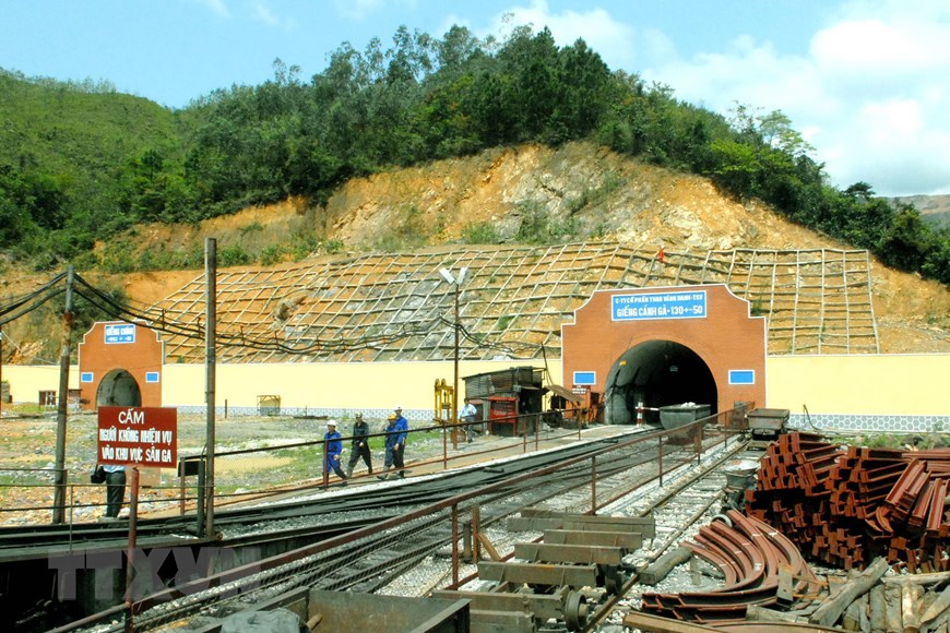  Viện Cơ kh&iacute; năng lượng mỏ (Tập đo&agrave;n c&ocirc;ng nghiệp Than-Kho&aacute;ng sản Việt Nam) chuy&ecirc;n nghi&ecirc;n cứu, chế tạo thiết bị cơ kh&iacute;, điện, n&acirc;ng tải, tự động h&oacute;a, sản xuất c&aacute;c sản phẩm từ bột kim loại, phi kim loại... c&oacute; độ ch&iacute;nh x&aacute;c cao, bền tương đương với sản phẩm nhập ngoại v&agrave; đ&atilde; được sử dụng rộng r&atilde;i tại nhiều mỏ, nh&agrave; m&aacute;y, bến cảng tại v&ugrave;ng than Quảng Ninh. (Ảnh: Minh Đ&ocirc;ng/TTXVN)   C&ocirc;ng ty Than V&agrave;ng Danh đầu tư 1.300 tỷ đồng x&acirc;y dựng cặp giếng nghi&ecirc;ng khu C&aacute;nh G&agrave; mức +130m đến -50m với c&ocirc;ng suất thiết kế 1,5 triệu tấn than/năm để phục vụ khai th&aacute;c than. (Ảnh: Nguyễn Đ&aacute;n/TTXVN)