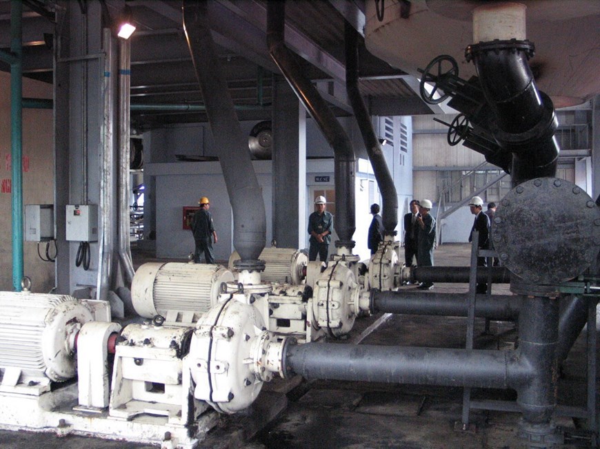  C&ocirc;ng ty Than V&agrave;ng Danh đầu tư 1.300 tỷ đồng x&acirc;y dựng cặp giếng nghi&ecirc;ng khu C&aacute;nh G&agrave; mức +130m đến -50m với c&ocirc;ng suất thiết kế 1,5 triệu tấn than/năm để phục vụ khai th&aacute;c than. (Ảnh: Nguyễn Đ&aacute;n/TTXVN)   Ng&agrave;y 15/12/2009, tại thị x&atilde; Cẩm Phả (Quảng Ninh), C&ocirc;ng ty Tuyển than Cửa &Ocirc;ng (Tập đo&agrave;n C&ocirc;ng nghiệp Than-Kho&aacute;ng sản) kh&aacute;nh th&agrave;nh v&agrave; đưa v&agrave;o sử dụng c&ocirc;ng tr&igrave;nh xử l&yacute; b&ugrave;n nước nh&agrave; m&aacute;y tuyển, c&ocirc;ng suất 1 triệu tấn sản phẩm b&ugrave;n than/năm. (Ảnh: Đinh Mạnh T&uacute;/TTXVN)