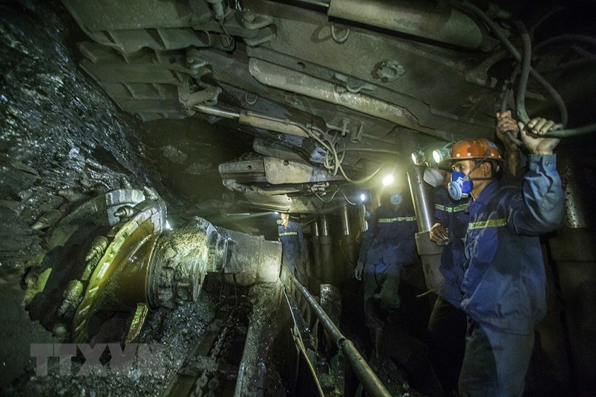  M&aacute;y khoan ph&aacute; vỉa chuy&ecirc;n dụng đang tiếp cận một vỉa than mới ở độ s&acirc;u -230m tại C&ocirc;ng ty Than Khe Ch&agrave;m. (Ảnh: Trọng Đạt/TTXVN)