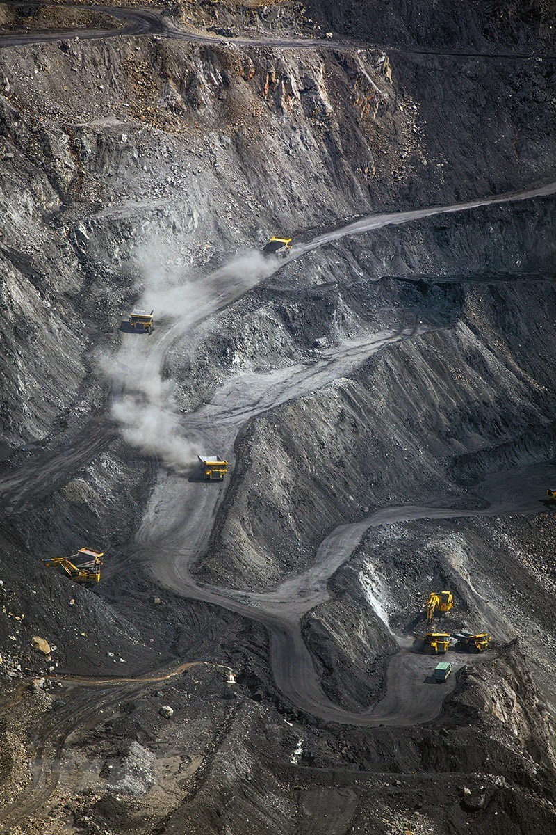  Khai th&aacute;c v&agrave; vận chuyển than tr&ecirc;n khai trường mỏ Than Cọc S&aacute;u - Vinacomin. (Ảnh: Trọng Đạt/TTXVN)