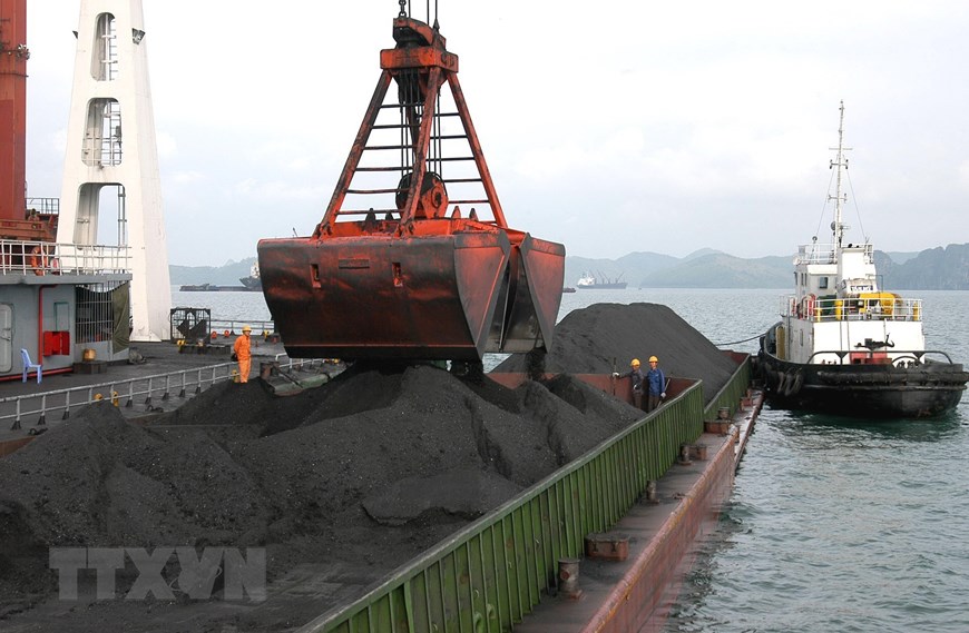  Xuất khẩu than ở cảng nổi H&ograve;n N&eacute;t (huyện V&acirc;n Đồn, tỉnh Quảng Ninh). (Ảnh: Ngọc H&agrave;/TTXVN)