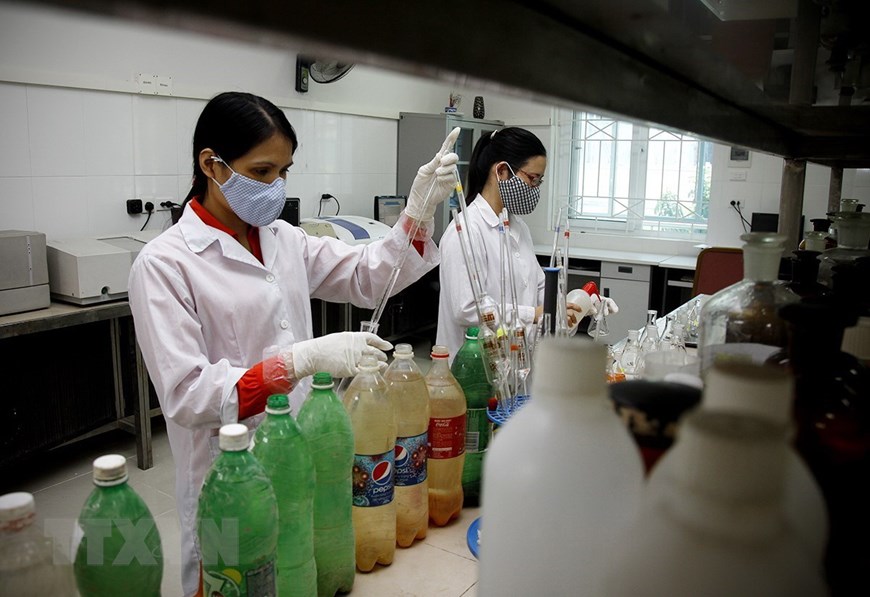  Viện Khoa học c&ocirc;ng nghệ Mỏ (Tập đo&agrave;n Than-Kho&aacute;ng sản Việt Nam) l&agrave; đơn vị nghi&ecirc;n cứu chủ lực của Tập đo&agrave;n về mức độ an to&agrave;n mỏ, an to&agrave;n vật liệu nổ, th&ocirc;ng gi&oacute; hầm l&ograve;, m&aacute;y thở cho c&ocirc;ng nh&acirc;n cũng như thực hiện những th&iacute; nghiệm về cơ l&yacute; đ&aacute; hay t&iacute;nh chất kho&aacute;ng sản, từ đ&oacute; nghi&ecirc;n cứu những ứng dụng c&ocirc;ng nghệ khoa học v&agrave;o thực tiễn khai th&aacute;c than lộ thi&ecirc;n v&agrave; hầm l&ograve;. (Ảnh: Trọng Đạt/TTXVN)