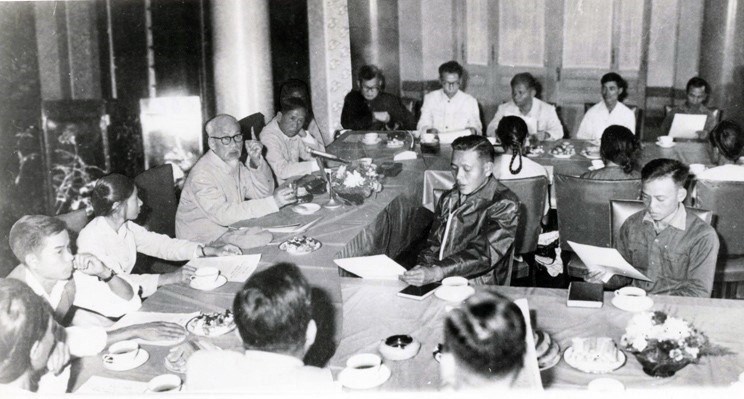  B&aacute;c Hồ n&oacute;i chuyện với nh&acirc;n d&acirc;n thị x&atilde; H&ograve;n Gai (nay l&agrave; th&agrave;nh phố Hạ Long) trong lần thứ hai về thăm Quảng Ninh, ng&agrave;y 4/10/1957. Tại đ&acirc;y, B&aacute;c n&oacute;i: ''C&aacute;n bộ Đảng, c&aacute;n bộ ch&iacute;nh quyền kh&ocirc;ng phải l&agrave;m quan c&aacute;ch mạng ăn tr&ecirc;n ngồi trốc. C&aacute;n bộ Đảng cũng như c&aacute;n bộ ch&iacute;nh quyền, ngay cả B&aacute;c l&agrave; c&aacute;n bộ cao nhất đều l&agrave; đầy tớ của nh&acirc;n d&acirc;n, phải hết sức phục vụ nh&acirc;n d&acirc;n, phải cần, kiệm, li&ecirc;m, ch&iacute;nh. Muốn thế phải gần gũi nh&acirc;n d&acirc;n, khuyến kh&iacute;ch nh&acirc;n d&acirc;n, l&atilde;nh đạo nh&acirc;n d&acirc;n''. (Ảnh: Tư liệu TTXVN)   Ng&agrave;y 15/11/1968, B&aacute;c Hồ gặp mặt Đo&agrave;n đại biểu c&aacute;n bộ, c&ocirc;ng nh&acirc;n ng&agrave;nh Than v&agrave; tỉnh Quảng Ninh tại Phủ Chủ tịch. Người &acirc;n cần căn dặn: ''Ng&agrave;nh sản xuất than cũng như qu&acirc;n đội đ&aacute;nh giặc. To&agrave;n thể c&ocirc;ng nh&acirc;n, c&aacute;n bộ phải c&oacute; nhiệt t&igrave;nh c&aacute;ch mạng v&agrave; tinh thần y&ecirc;u nước rất cao, &yacute; ch&iacute; quyết đ&aacute;nh, quyết thắng rất vững, phải đo&agrave;n kết nhất tr&iacute;, phải c&oacute; đầy đủ &yacute; thức l&agrave;m chủ nước nh&agrave;, l&agrave;m chủ x&iacute; nghiệp, vượt mọi kh&oacute; khăn, nhằm v&agrave;o một mục đ&iacute;ch chung l&agrave; sản xuất thật nhiều than cho Tổ quốc''. (Ảnh: Tư liệu TTXVN)