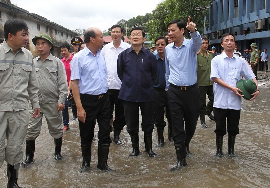 Chủ tịch nước Trương Tấn Sang kiểm tra t&igrave;nh h&igrave;nh khắc phục hậu quả do đợt mưa lũ g&acirc;y ra tại C&ocirc;ng ty than M&ocirc;ng Dương v&agrave; tỉnh Quảng Ninh, th&aacute;ng 8/2015. (Ảnh: Nguyễn Khang/TTXVN)