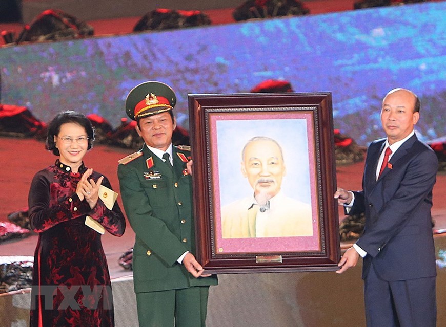  Chủ tịch Quốc hội Nguyễn Thị Kim Ng&acirc;n tặng bức ảnh Chủ tịch Hồ Ch&iacute; Minh cho ng&agrave;nh Than v&agrave; Tổng C&ocirc;ng ty than Đ&ocirc;ng Bắc, tại Lễ kỷ niệm 80 Ng&agrave;y truyền thống c&ocirc;ng nh&acirc;n V&ugrave;ng mỏ - Truyền thống ng&agrave;nh Than, tối 11/11/2016. (Ảnh: Trọng Đức/TTXVN)