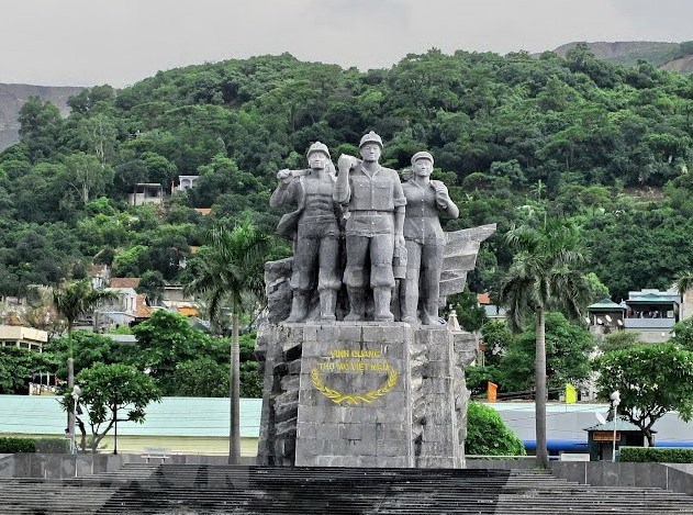  Đ&agrave;i tưởng niệm 12/11/1936 nằm cạnh ng&atilde; tư đường l&ecirc;n mỏ Đ&egrave;o Nai - nơi mở đầu của cuộc Tổng b&atilde;i c&ocirc;ng lịch sử ng&agrave;y 12/11/1936. (Ảnh: Tư liệu TTXVN)