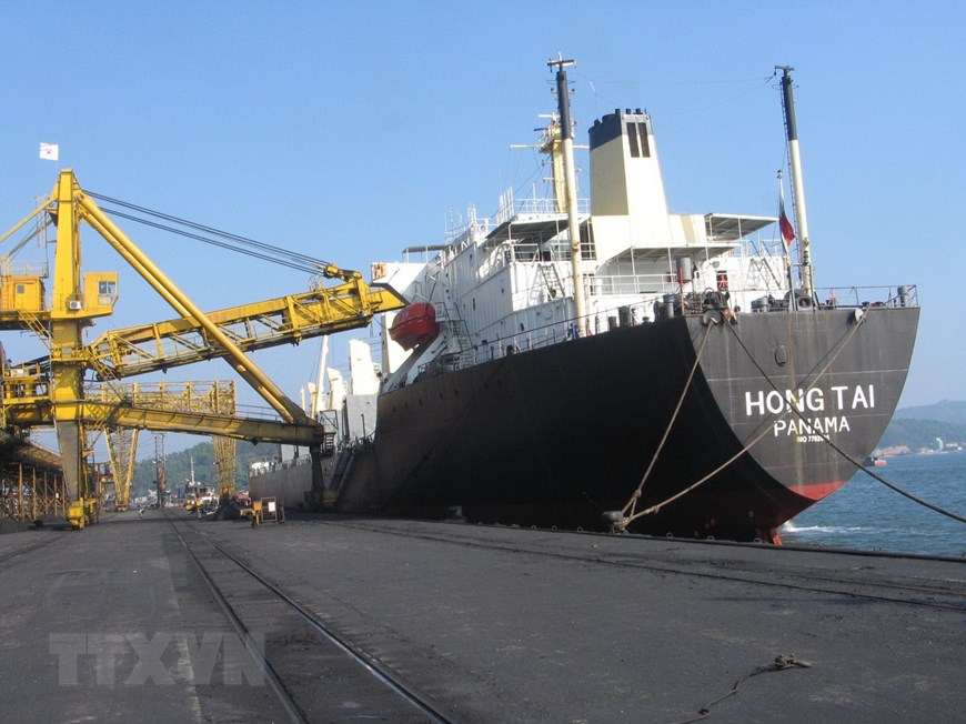  R&oacute;t những tấn than xuất khẩu đầu ti&ecirc;n của C&ocirc;ng ty Tuyển than Cửa &Ocirc;ng trong năm mới 2009 xuống t&agrave;u Hong Tai tại cảng Cẩm Phả (Quảng Ninh). (Ảnh: Đinh Mạnh T&uacute;/TTXVN)