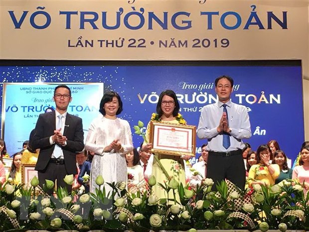 50 nha giao, can bo quan ly nhan Giai thuong Vo Truong Toan hinh anh 1