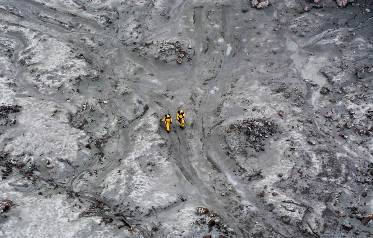 Lực lượng cứu hộ tìm kiếm nạn nhân tại Đảo Trắng, New Zealand sau vụ núi lửa phun trào, ngày 13/12/2019. (Ảnh: THX/TTXVN)