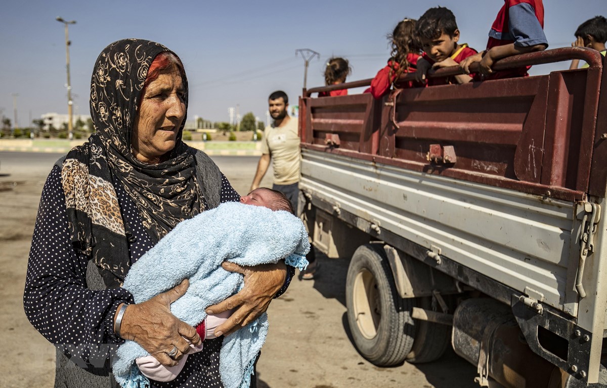 Người dân Syria sơ tán tới Tall Tamr thuộc tỉnh Hasakeh khi quân đội Thổ Nhĩ Kỳ tấn công các tay súng người Kurd ở các thị trấn miền Đông Bắc Syria,ạnghịsỹđảngCộnghograveaMỹtigravemcaacutechtrừngphạtThổNhĩKỳ<strong>bóng đá lu bản pc</strong> dọc biên giới Thổ Nhĩ Kỳ ngày 10/10/2019. (Nguồn: AFP/TTXVN)