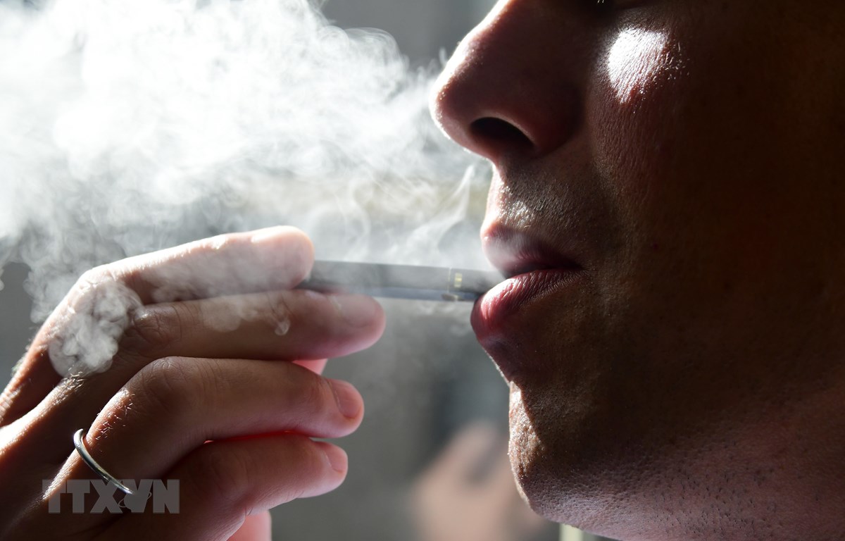 Khói thuốc lá điện tử có khả năng gây tổn thương phổi. (Ảnh: AFP/ TTXVN)