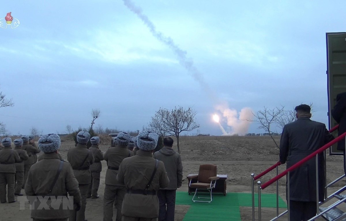 Ngày 29/11/2019, Triều Tiên xác nhận đã thử thành công hệ thống bắn liên tiếp của bệ phóng tên lửa đa nòng siêu lớn tại Yeonpo dưới sự chỉ đạo của nhà lãnh đạo Kim Jong-un (ảnh, phải). (Ảnh: Yonhap/TTXVN)