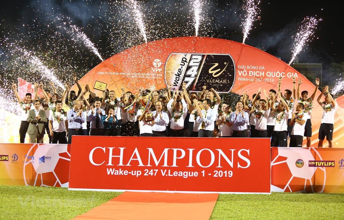Hà Nội FC nhận cúp vô địch V-League 2019. (Ảnh: Vietnam+)