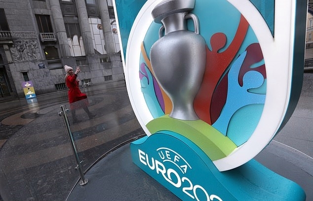 UEFA sẽ phải thay đổi toàn bộ logo và nhận diện thương hiệu của vòng chung kết Euro, khi lùi giải đấu này một năm. Ảnh: PA.