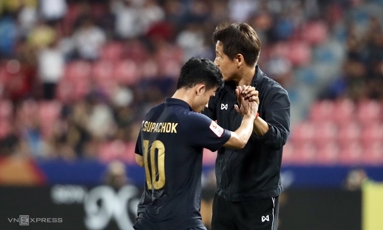 HLV Nishino (phải) xuống sân chia vui cùng học trò. Ảnh: Đức Đồng.