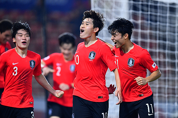 Dong-gyeong mừng bàn ấn định chiến thắng cùng các đồng đội. Ảnh: AFC.