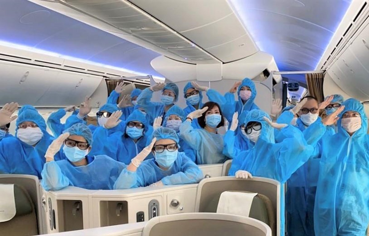 Phi hành đoàn Vietnam Airlines được trang bị đồ bảo hộ y tế đặc chủng, kính mắt, gang tay nhằm phòng chống dịch COVID-19. (Ảnh: CTV/Vietnam+)