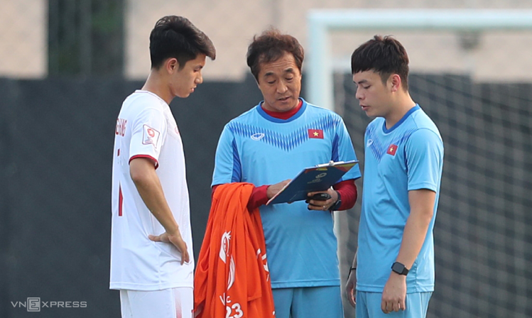 Trợ lý Lee nhắc nhở Trọng Hùng trong buổi tập hôm 15/1. Ảnh: Đức Đồng.