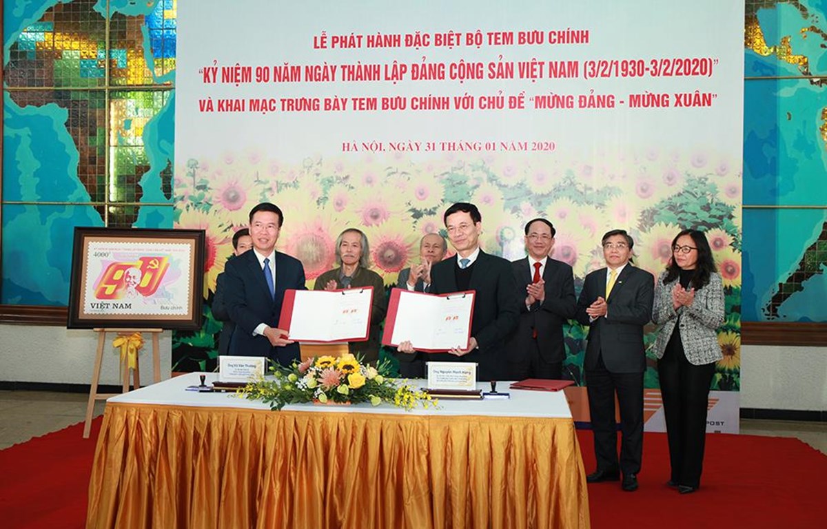 Lễ ký phát hành bộ tem “Kỷ niệm 90 năm thành lập Đảng Cộng sản Việt Nam". (Ảnh: PV/Vietnam+)