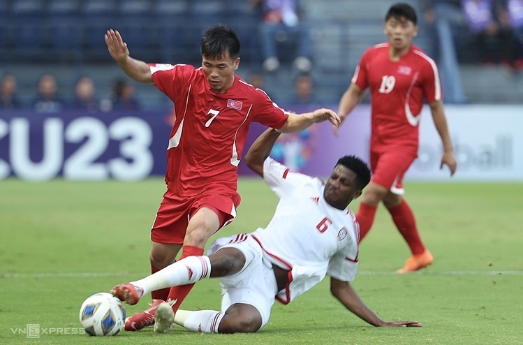 Ri Chung-gyu (số 7) chơi nổi bật trong hai trận đầu. Ảnh: Đức Đồng.