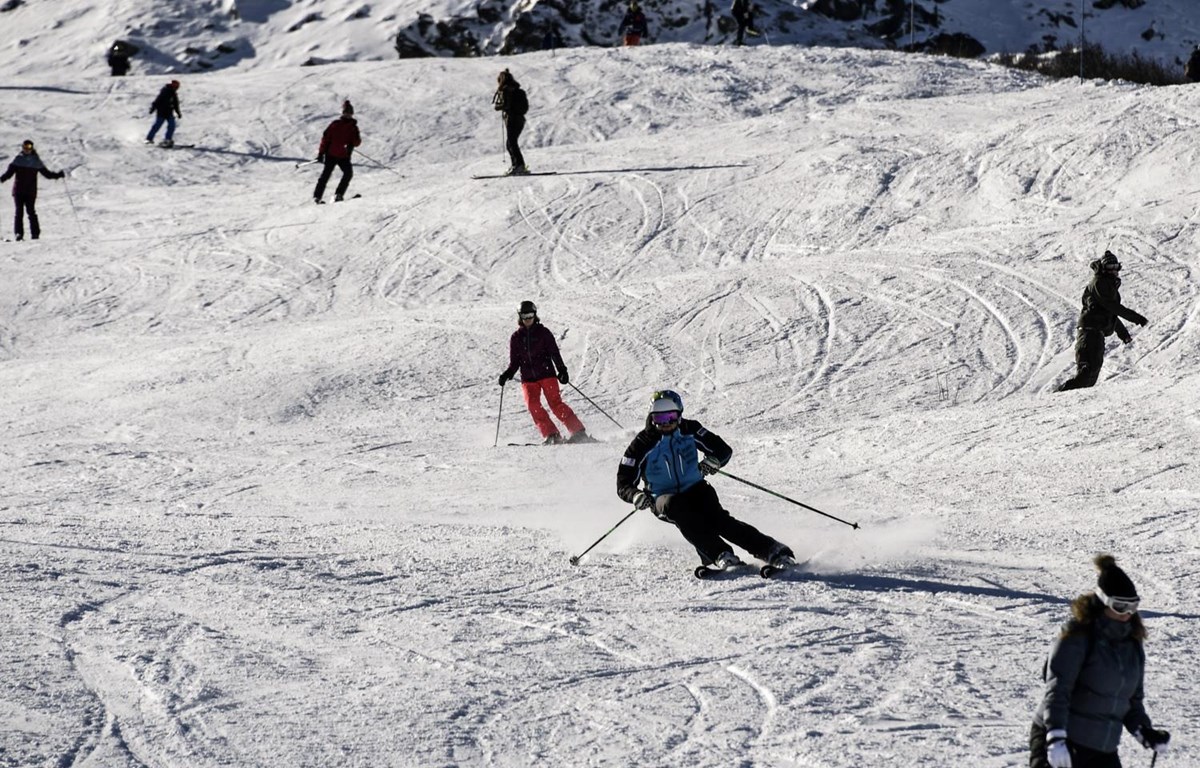 Du khách vui chơi tại khu nghỉ dưỡng trượt tuyết Courchevel, vùng núi Alps  của Pháp. (Ảnh: AFP/TTXVN)
