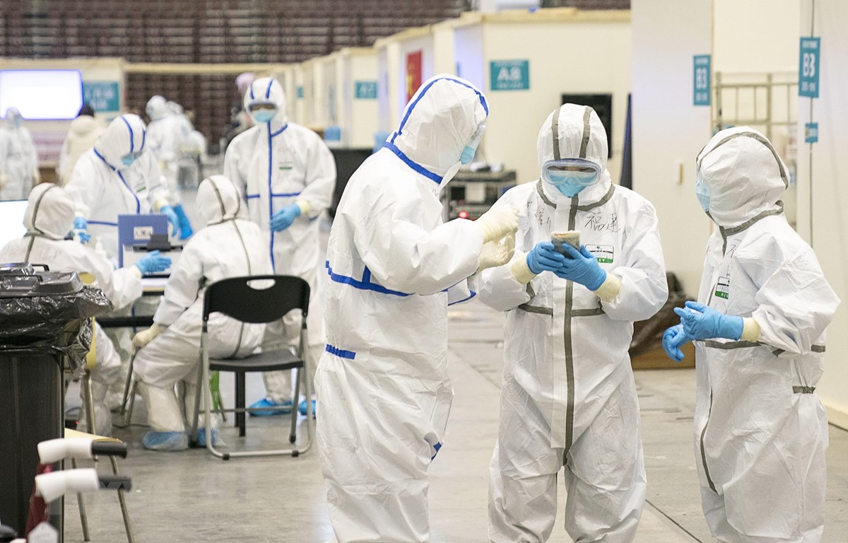 Nhân viên y tế làm việc tại bệnh viện dã chiến ở Vũ Hán, tỉnh Hồ Bắc, Trung Quốc. (Ảnh: THX/TTXVN)