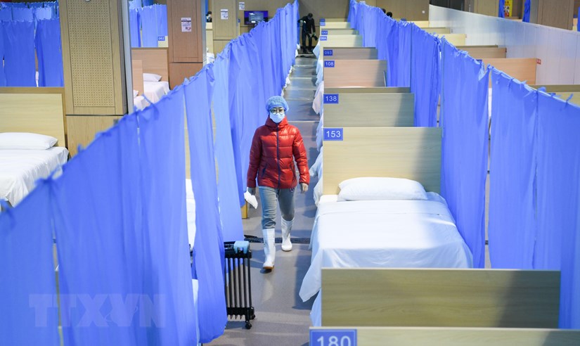 Nhân viên y tế kiểm tra các giường bệnh tại bệnh viện dã chiến ở Vũ Hán, Trung Quốc, ngày 14/2. (Ảnh: THX/TTXVN)