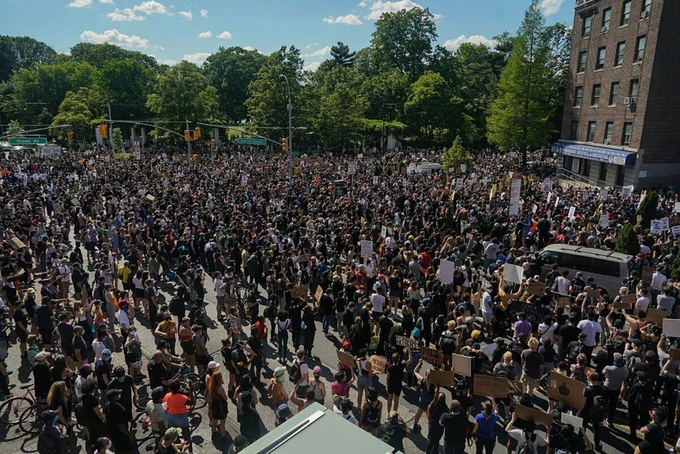 Đám đông biểu tình đòi quyền lợi cho người da màu tại thành phố New York vào cuối tháng 5. Ảnh: NY Times