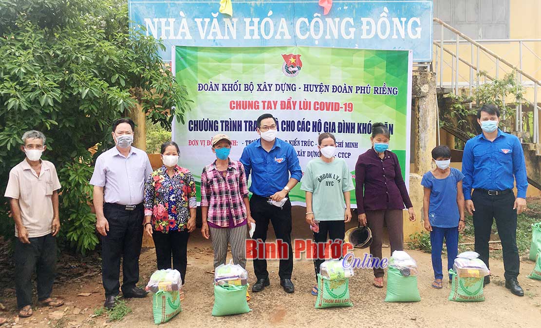 100 phần quà tặng người nghèo, cận nghèo xã Phú Riềng