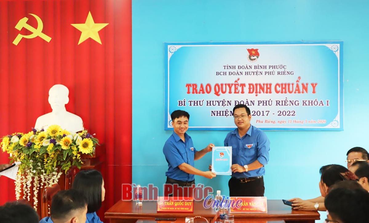 Trao quyết định chuẩn y Bí thư Huyện đoàn Phú Riềng