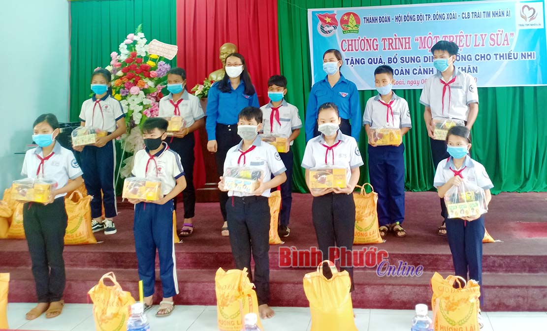 100 phần quà tặng học sinh hoàn cảnh khó khăn