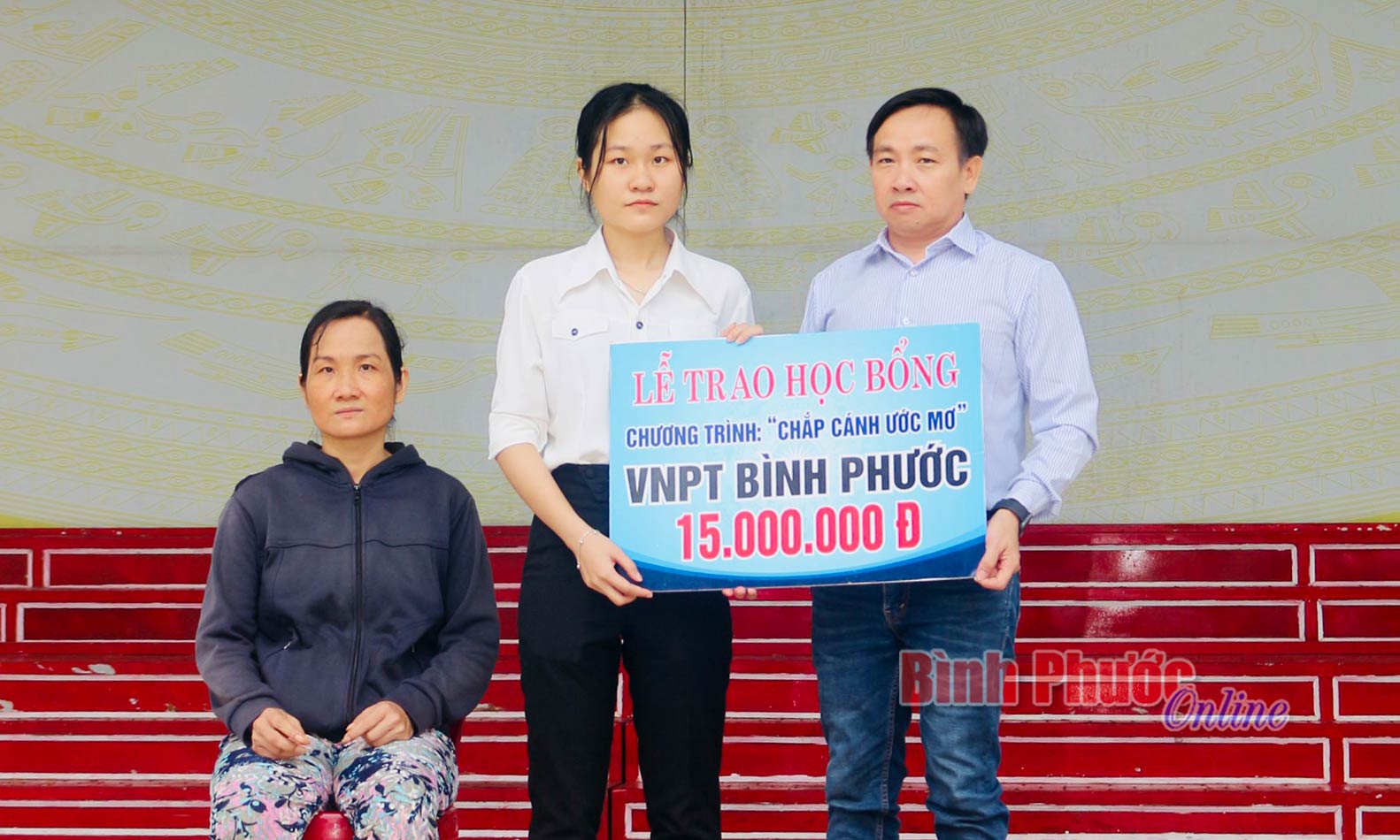 100 triệu đồng chắp cánh ước mơ vào đại học cho em Đào Thị Hồng Thắm