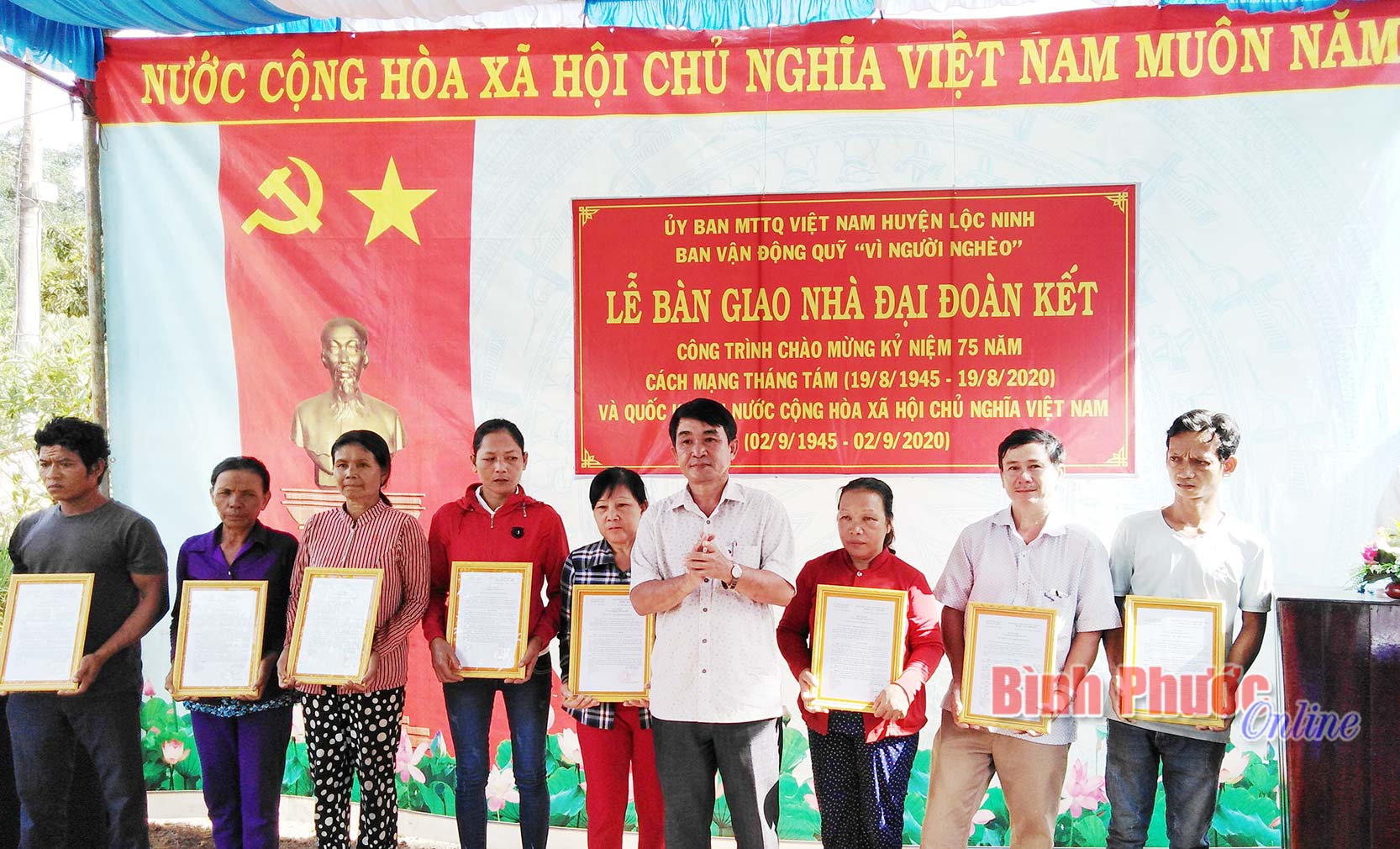 Huyện Lộc Ninh bàn giao 19 căn nhà đại đoàn kết