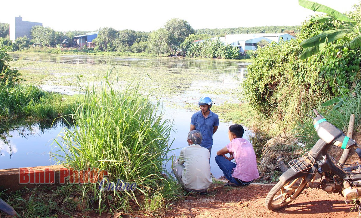 Ngủ trưa dậy, mẹ đau lòng khi 2 con ruột chết đuối thương tâm