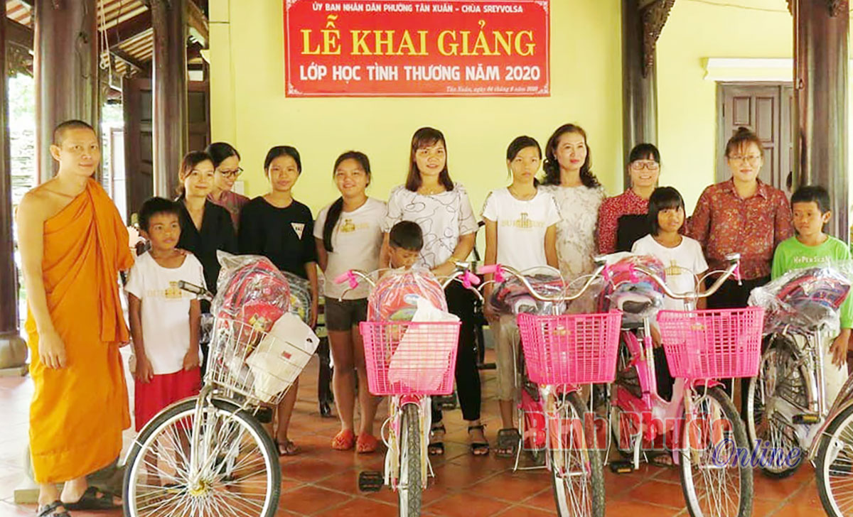 Tặng quà và xe đạp cho học sinh lớp học tình thương