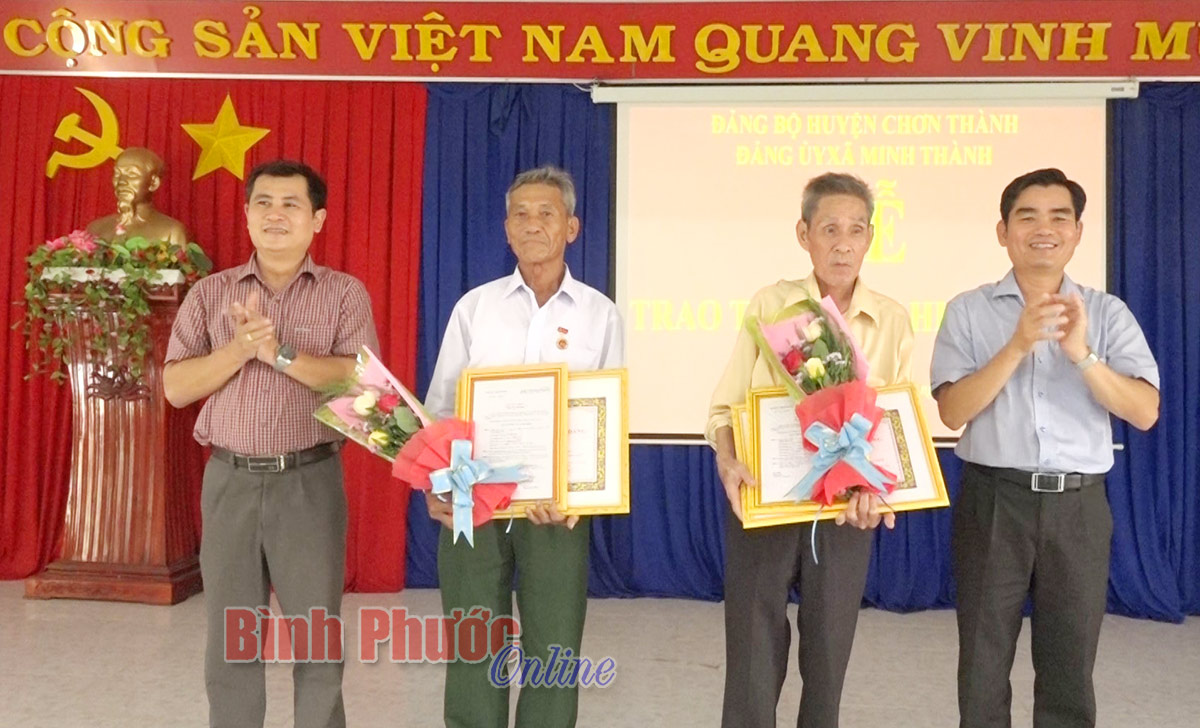 Chơn Thành trao Huy hiệu 50, 40, 30 tuổi Đảng cho 4 đảng viên