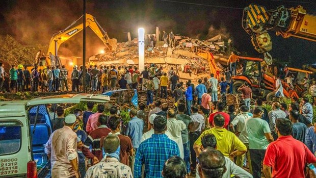 Sap nha o An Do: It nhat 70 nguoi dang bi chon vui trong dong do nat hinh anh 1